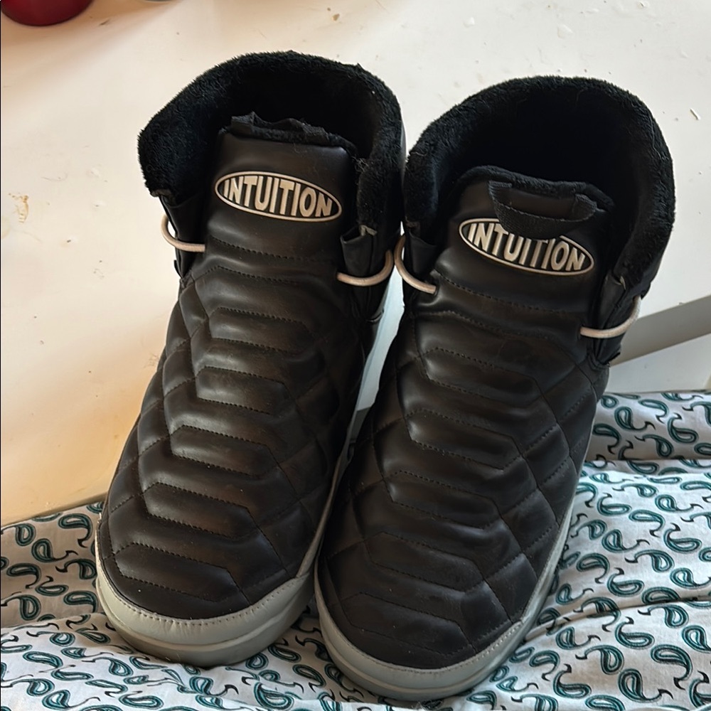 Intuition Black Quilted Sneakers